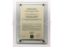 Skleněná cedule s vloženým certifikátem a medailí