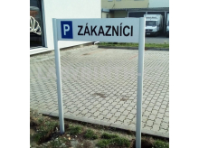 Parkovací cedule na dvou nohách