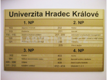 Hlavní informační tabule ve zlatém eloxu (Univerzita Hradec Králové)