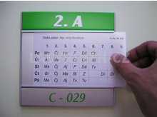 Označení třídy - cedulka ke dveřím se snadno výměnným rozvrhem hodin a tiskem na běžný papír