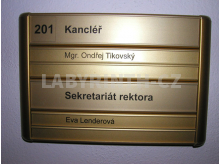 Cedulka ke dveřím - jmenovka: označení kanceláře se snadno vyměnitelnými jmény ve zlatém eloxu