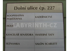 informační tabule dvousloupcová se seznamem firem (cedule na budovu)