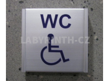 Cedulka ke dveřím - štítek s piktogramem označující WC pro imobilní občany