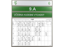 Označení učebny - cedulka s logem školy a výměnným rozvrhem hodin na běžném papíru