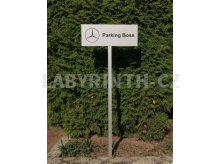 cedule vyhrazené parkování pro vedení firmy MERCEDES s kotvením do země