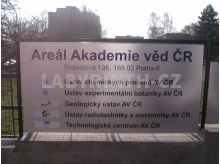 označení sídla Akademie věd ČR v Praze (cedule na plot)