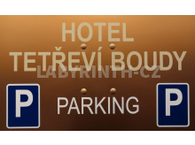 parkovací cedule - vyhrazené parkování pro hosty hotelu (cedule kotvená na budovu)