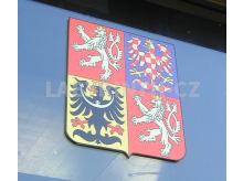 znak ČR na skleněnou část budovy