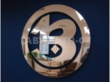 plastické 3D logo na stěnu v budově v imitaci nerezu