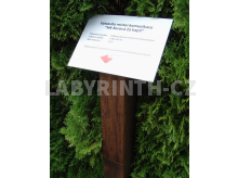 informační cedule na dřevěné noze