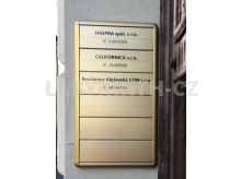 Označení sídel firem, hliníkové lamelové provedení ve zlatém eloxu(cedule na budovu)
